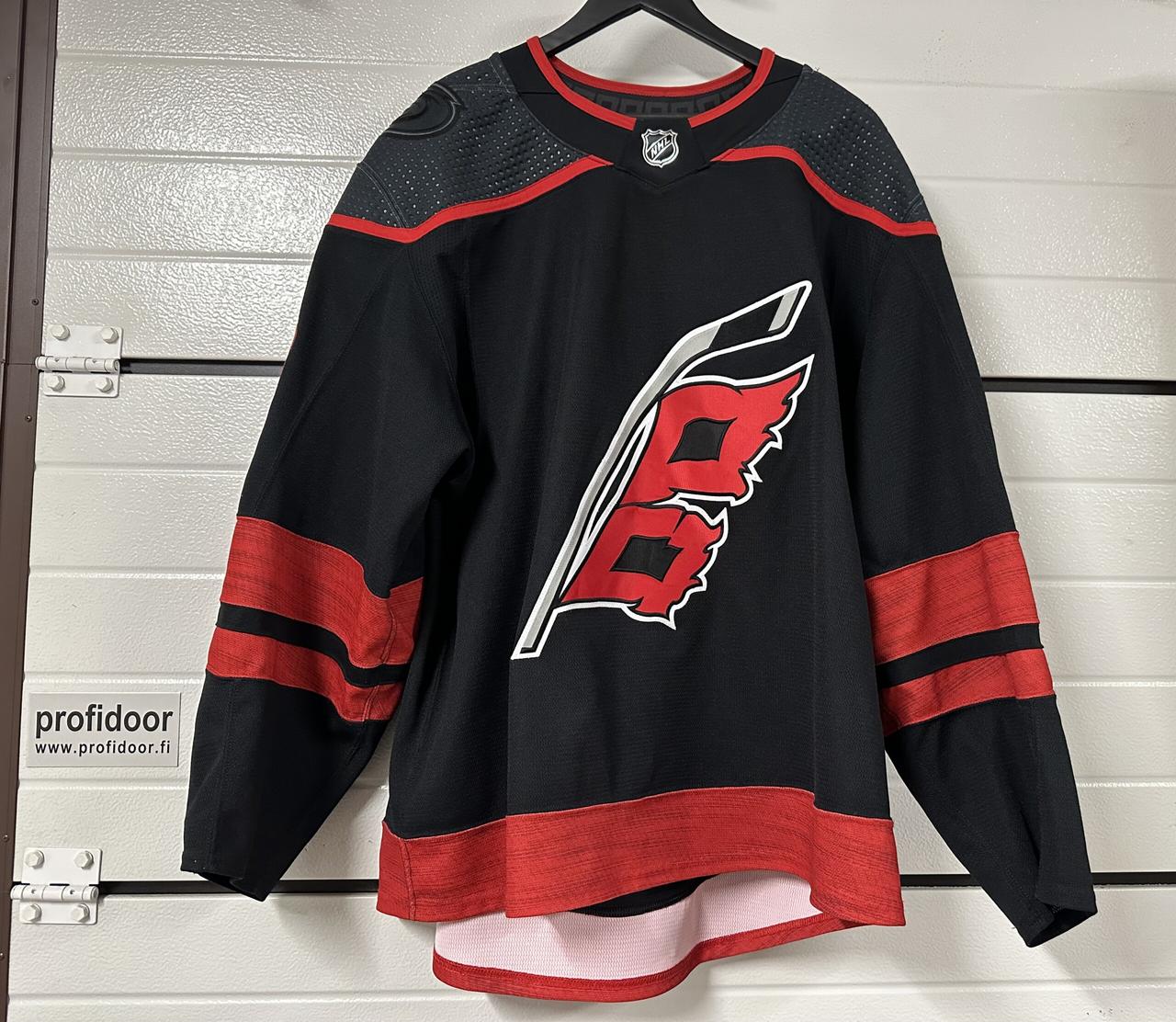 75. TEUVO TERÄVÄINEN NHL PELIPAITA, PELATTU, NIMIKIRJOITUKSET SEBASTIAN AHO, RAANTA, KOTKANNIEMI, TEUVO TERÄVÄINEN