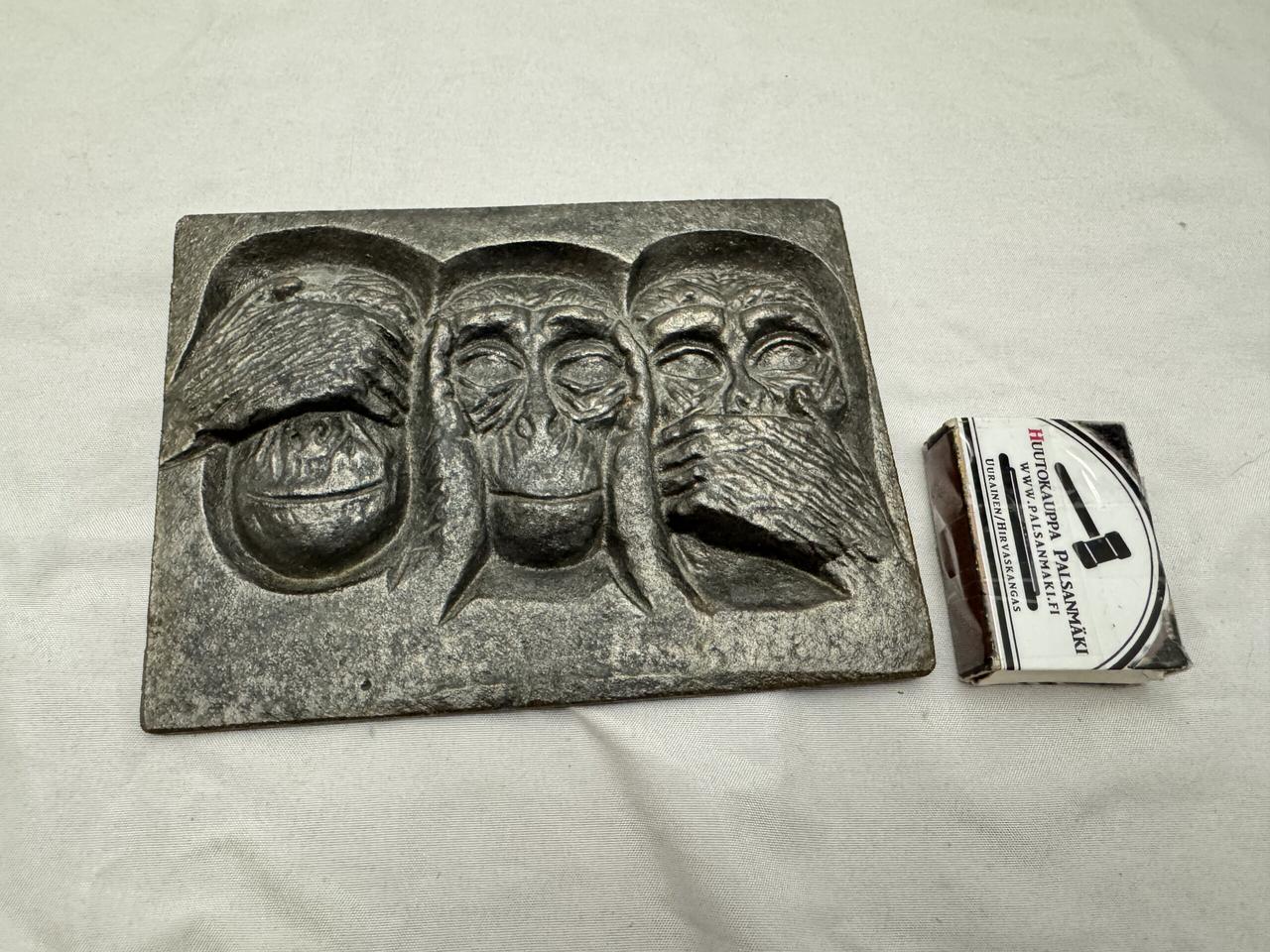 83. KOLME VIISASTA APINAA, RELIEFI, MICHAEL SCHILKIN, VALURAUTAA, 11X15CM