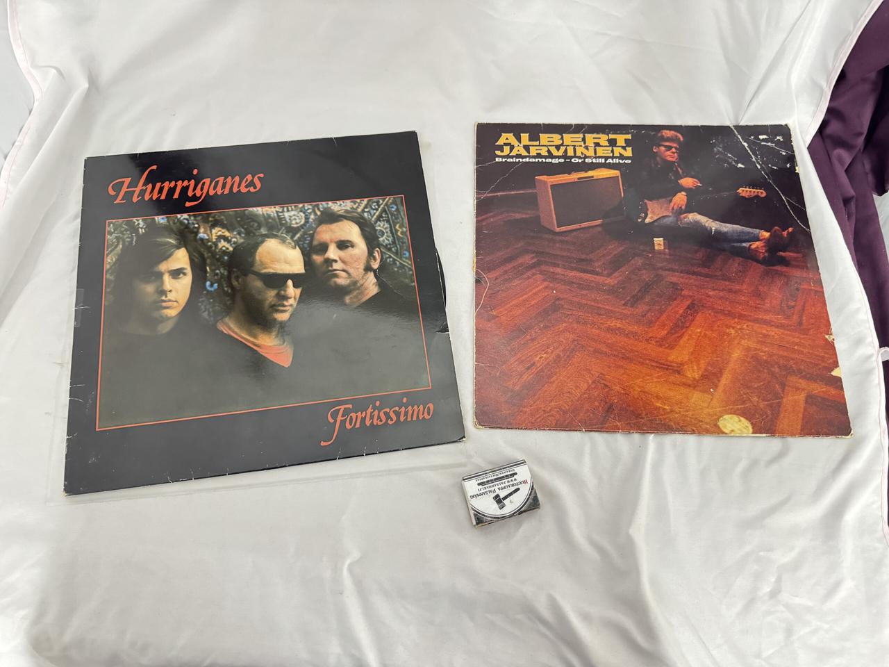 107. HURRIGANES JA ALBERT JÄRVINEN, LP-LEVYT